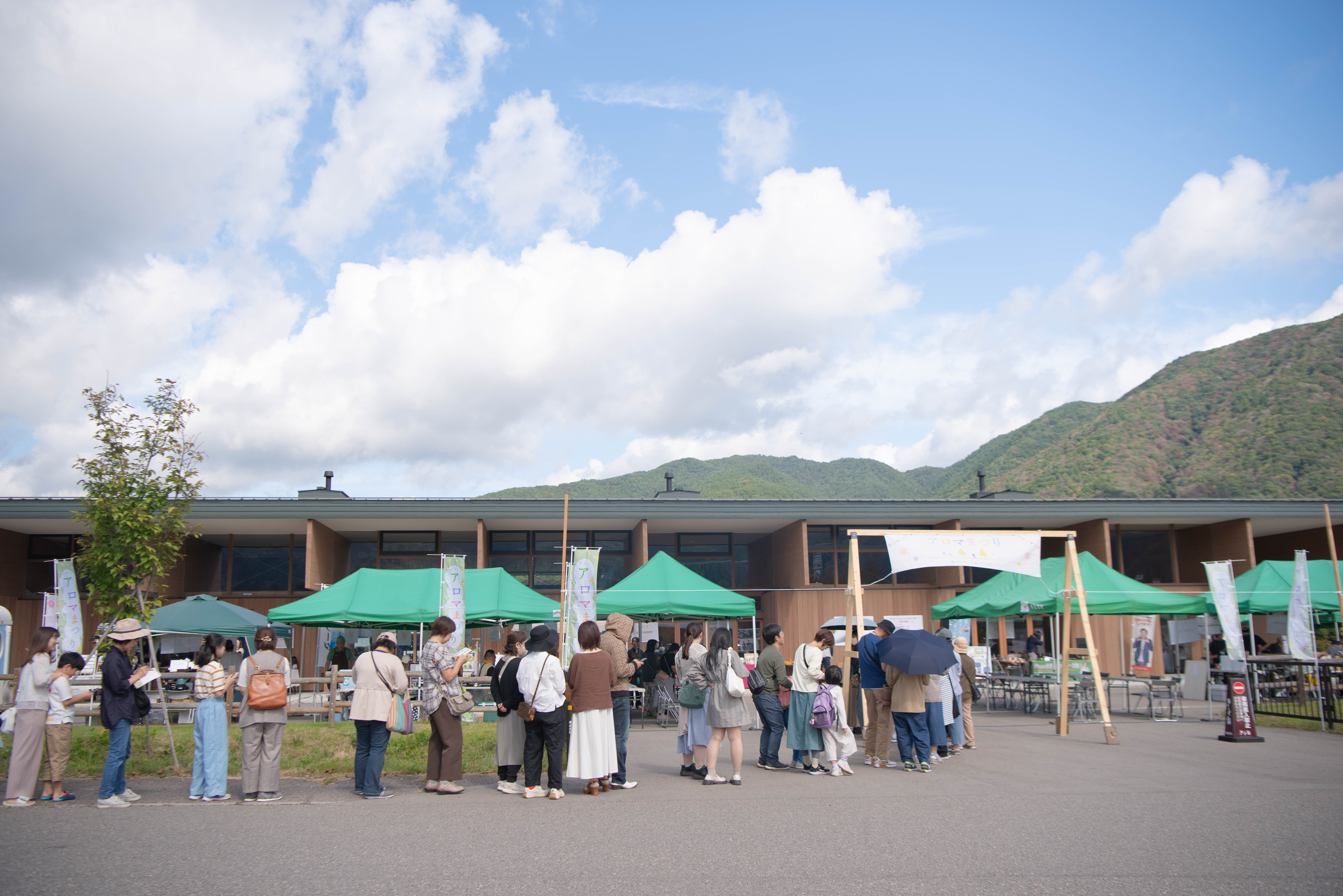 アロマまつり会場で出店を見て回る来場者たち